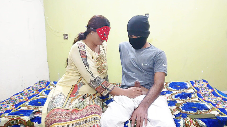 Pakistani CoupleX: 自慰并被后入式狠操