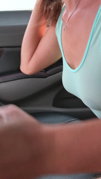 La amiga de la esposa me ayuda con la corrida y traga