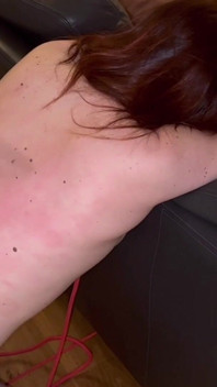 Fissato sul divano per sculacciate dure, fustigazione e frustate