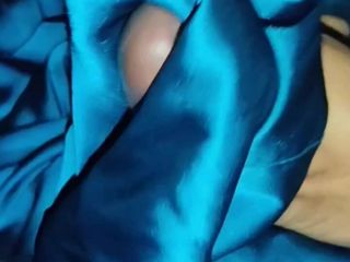 Satin and silky: 丝质丝质打手枪色情 - 与蓝缎丝质萨尔瓦的护士打手枪 （20）