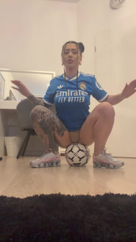 Vídeo de futebol de pé bonito incluindo camisa do Real Madrid