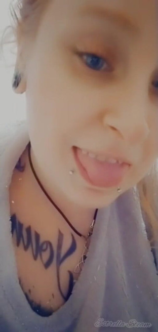 Estrella Steam: Menina com piercings fuma um cigarro
