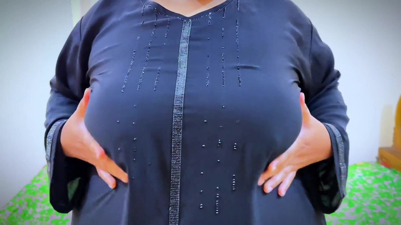 Aria Mia: 호텔 침대에서 길에서 온 후 발정난 아랍 핫한 새엄마와 그녀의 큰 엉덩이를 보고 핸잡을 시작해