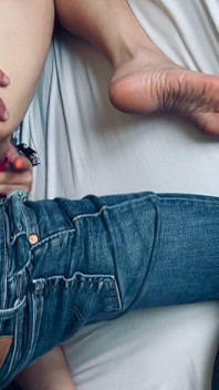 Dia meniduriku dengan air mani hitam di vagina, menyemprotkan pantatku dan menyelesaikannya dengan dildo