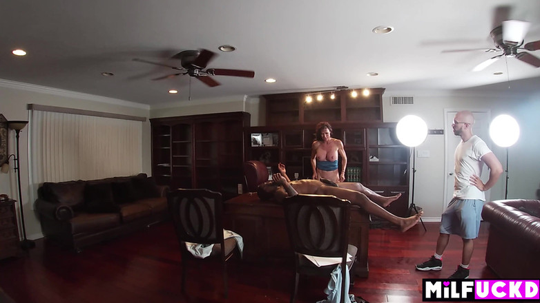 Milfuckd: Executiva da gravadora quebra em seu novo artista