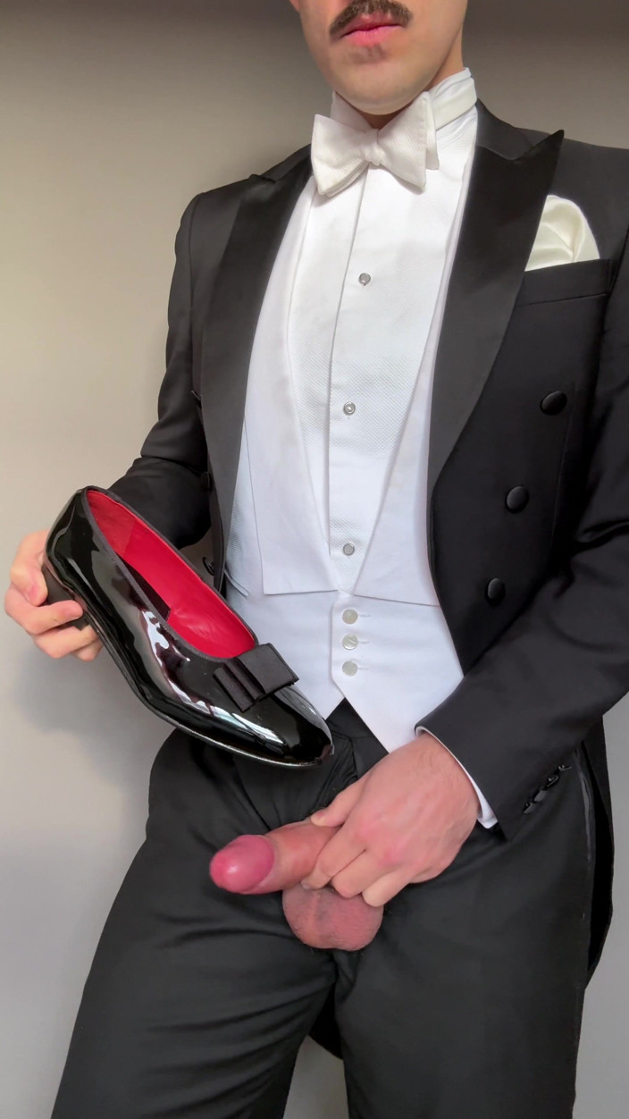 Master Shiny Shoes: 穿着燕尾服的绅士穿着漆皮鞋自慰