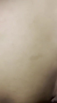 苗条的亚洲女郎变得饥渴地吮吸我的鸡巴，我以多种姿势狠狠地操她。