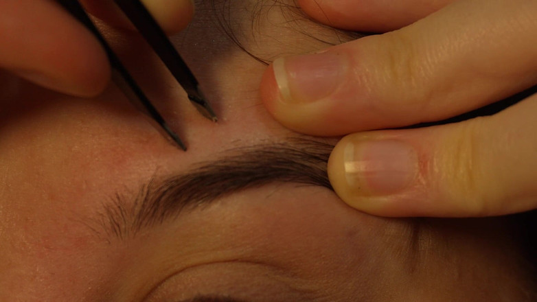 AmayaMori: 眉毛をピンセットで細かく抜いて見栄えを良くします。楽しんでくださいね:)