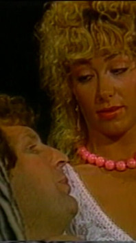 Ella le dio una mejor mamada a su amigo antes de ser follada