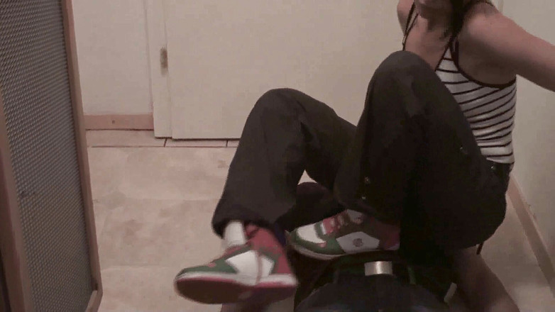 Femdom Austria: Una sexy ragazza mora punisce il suo schiavo