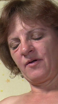 Dvě sexy kundičky dvou německých milf tváří v vášnivé trojce s velkým ptákem ve vyhrazené místnosti pro nové pokušení
