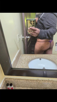 Shaking Ass and Cumming No Hands