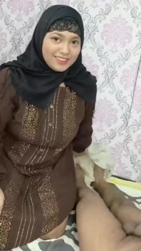 Sorellastra musulmana in hijab scopa indù su Rakshabandhan