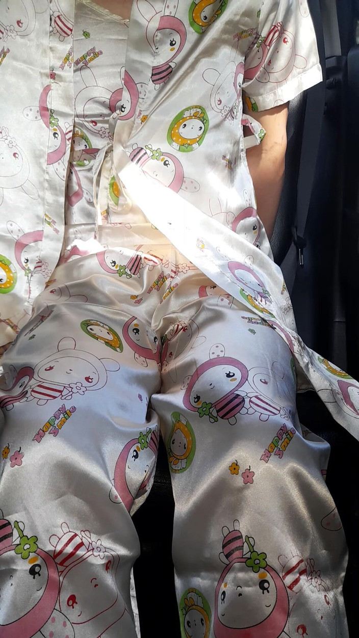 Naomisinka: Travestito e sborra dentro pigiama di raso con set di...