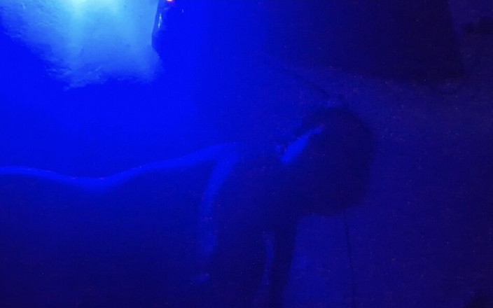 Busty Banuu: Foda meia-irmã em posição de quatro na noite