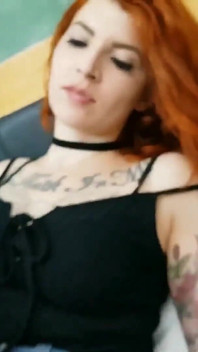 I piedi dominanti della fidanzata lesbica leccati dall'adorazione della ragazza devota