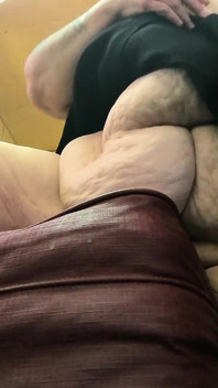 Un tabouret squirte sur une grosse bite bien dure qui glisse et chevauche une grosse bite