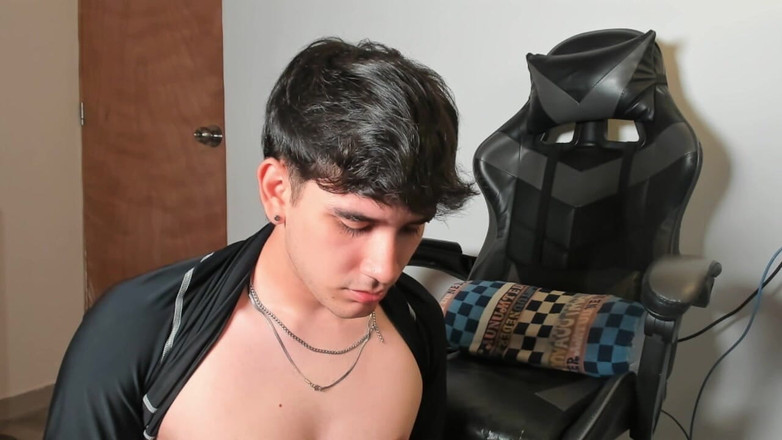 Leo J: Giovane latino succhia il dildo e si masturba