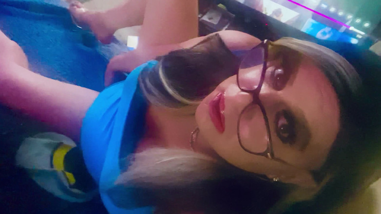 Krissy Sweets: Krissy Sweets hladí její péro