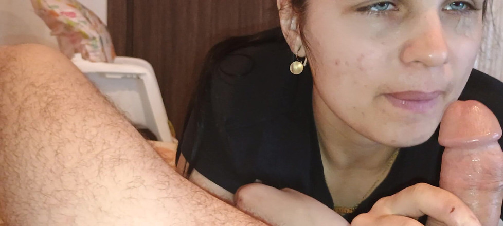 Ionut899: Saya mengisap ayah tiri saya dengan nafsu dan saya menghisap...
