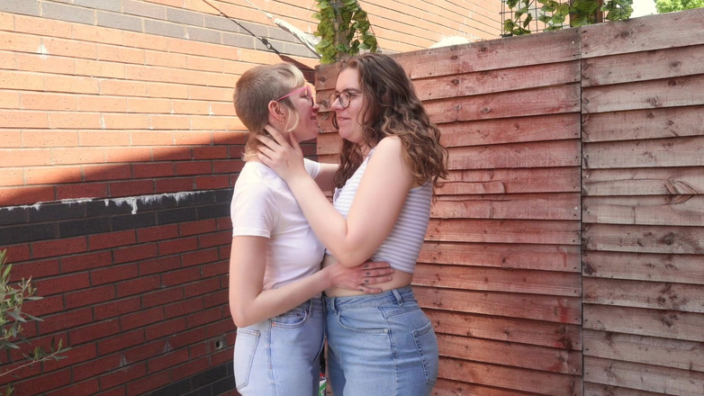 rosarosebud: Baci lesbici e jeans Bagnando con rosa e carrie