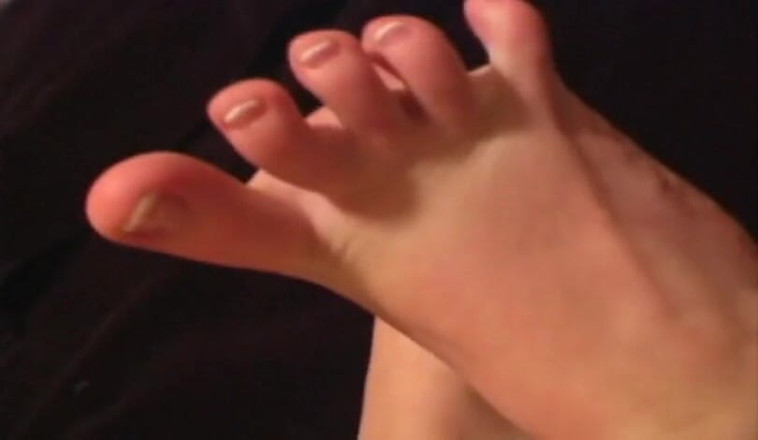 Foot Girls: O curvă cu păr negru suge și își linge degetele de la...