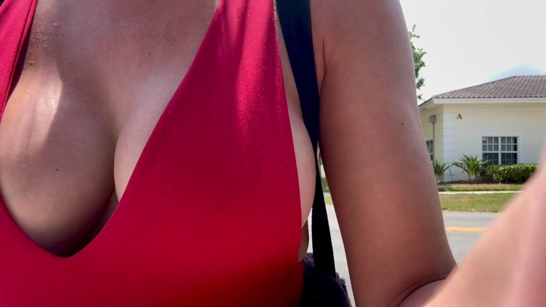 Artemisia Love: Italienska stora tuttar Artemisia älskar att gå i Miami bröst närbild...