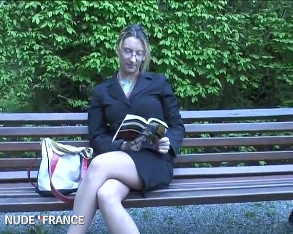 La France a Poil: Amatérská prsatá milfka s brýlemi je tvrdě ošukána