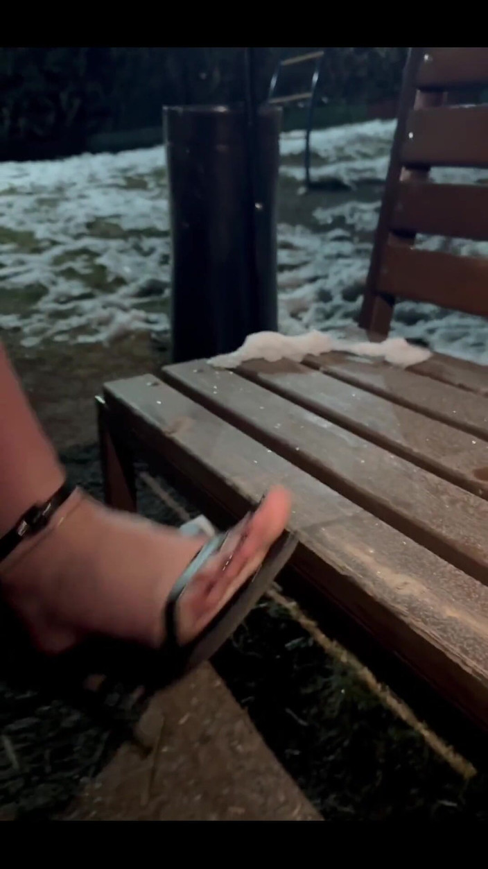 webskinny: Miluji tě škádlení svými prsty v těchto otevřených botách venku na...