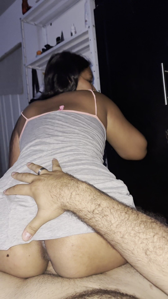 EMY_AND_JONH: Ma demi-sœur se réveille chaude et me baise seule