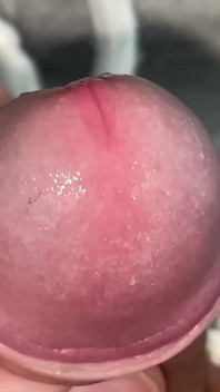 Malý šťavnatý neobřezaný pták se dostane z kalhot hraní s předkožkou