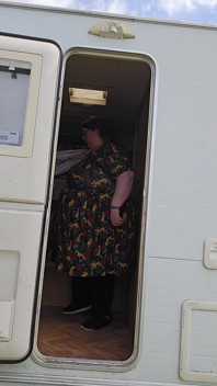 SSBBW biedronki kontra drzwi przyczepy kempingowej