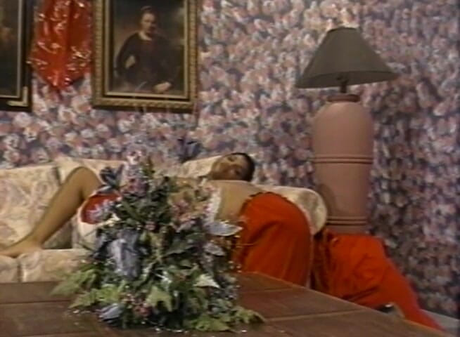 The Vintage Era: Ebenholz-schlampe reitet den großen schwanz des weihnachtsmanns auf der couch