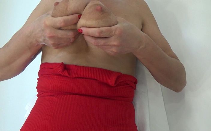 AnnaBUST: Le mie grandi tette bagnate primo piano