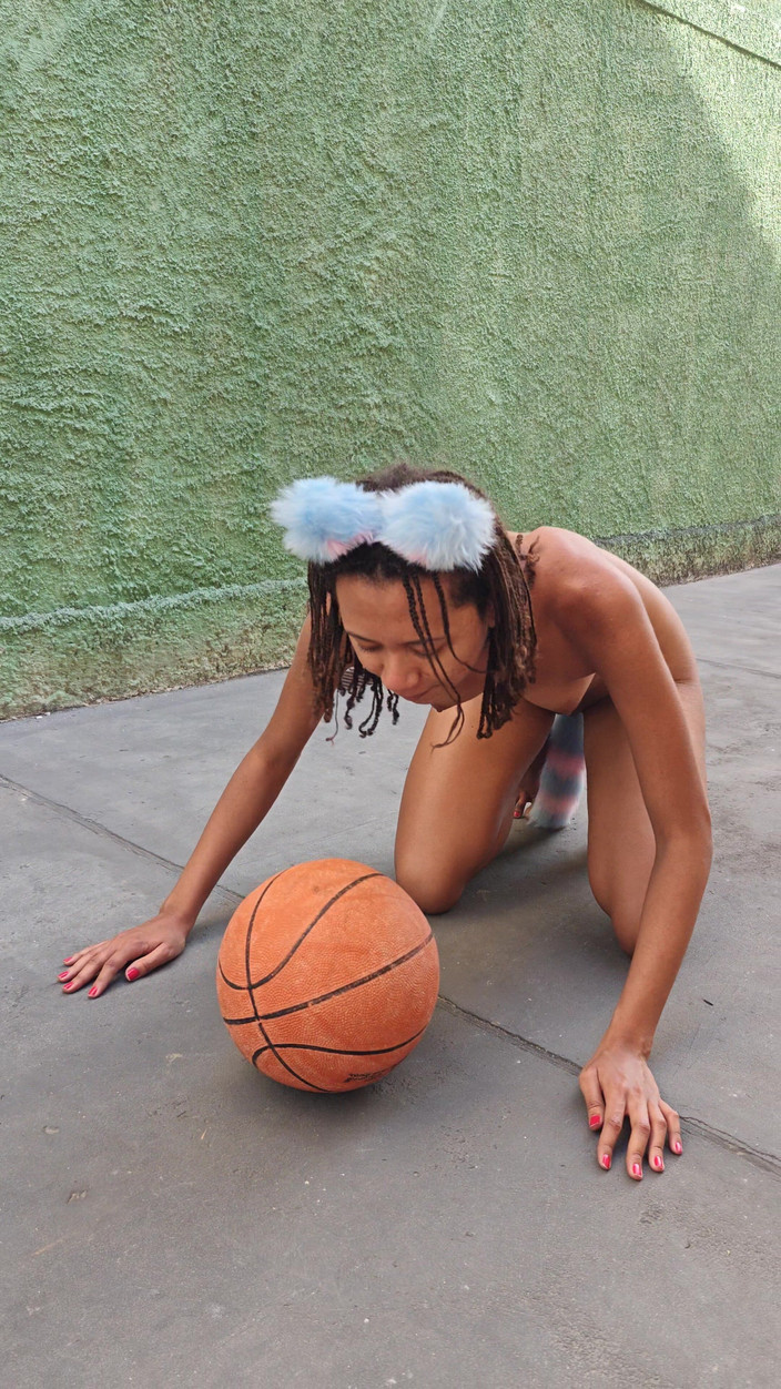 Lily Slav: दब्बू यार्ड में पालतू की तरह खेल रहा है