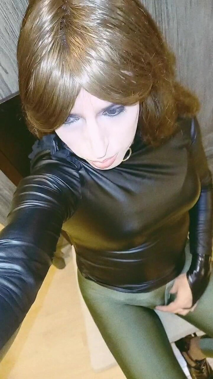 Tammy sissy slave: Masturbating with Leggins