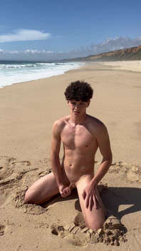 Twink beach masturbarse