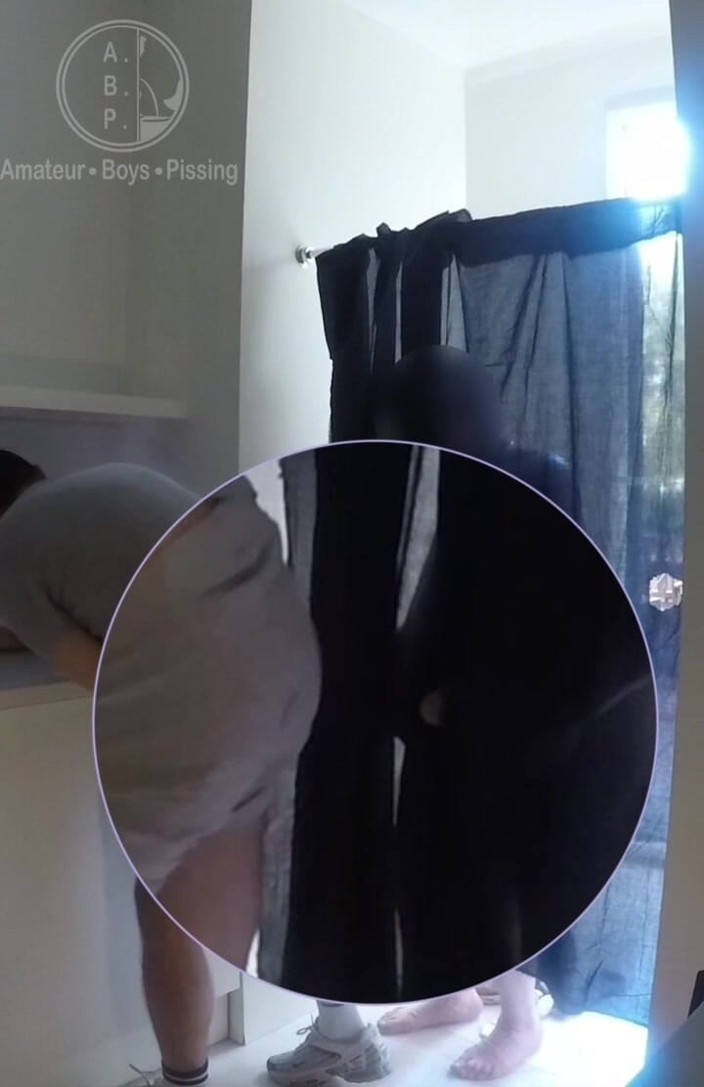 AmateurBoysPissing: 2 Garçons Amateurs S’amusent Dans La Cuisine À Se Pisser Dessus