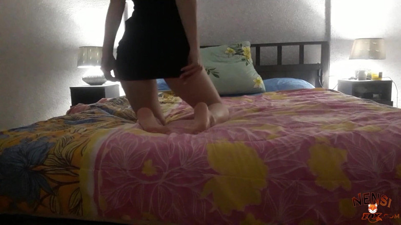 Nensi Fox: Brunette seksi masturbasi memek dan mendapat orgasme yang kuat