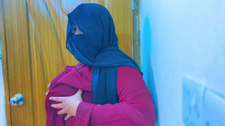 Aria Mia: Pembantu rumah panas Mesir menjadi super miang &amp; mula melancap di...