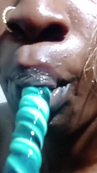 Alexa - rubia semidesnuda chupando dulce