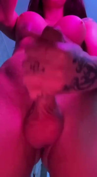 Konzentriere dich auf eine große Frau unter der Dusche