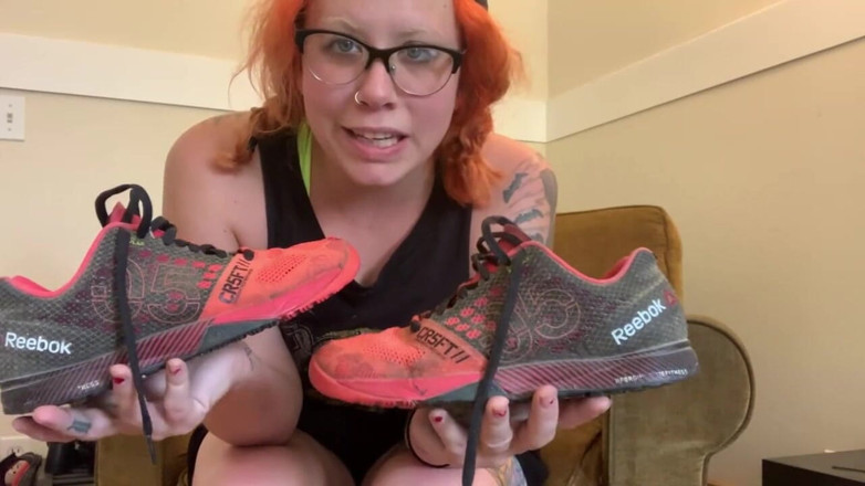Deanna deadly: Mis zapatos de gimnasio gastados