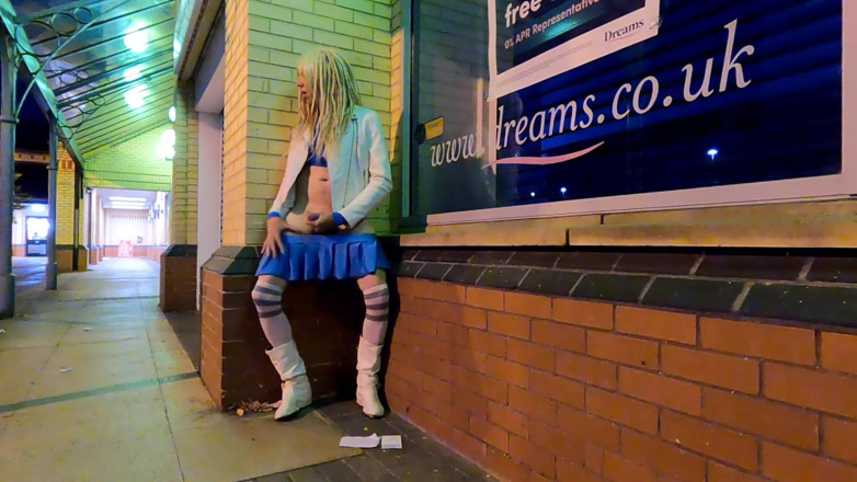 The Midnight Minx: 店の外で点滅する女装子