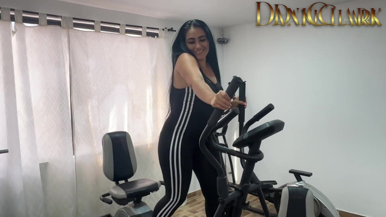 DaniClark: तकनीशियन जिम में एथलीट को चोदता है