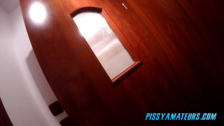 Pissy Amateurs: Chica sexy tetona hace pis en la ducha