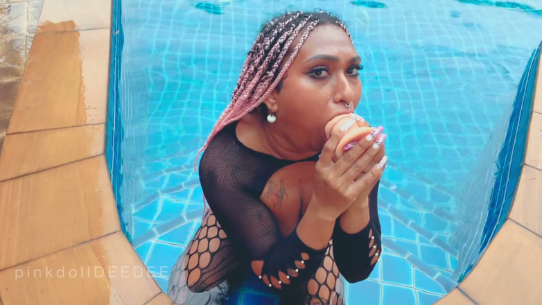 Desibhabhisimi: Halsfick-dildo Im Pool