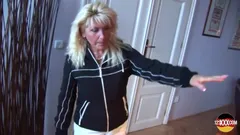 Bystig blond milf har kul med en lång kuk och en dammsugare