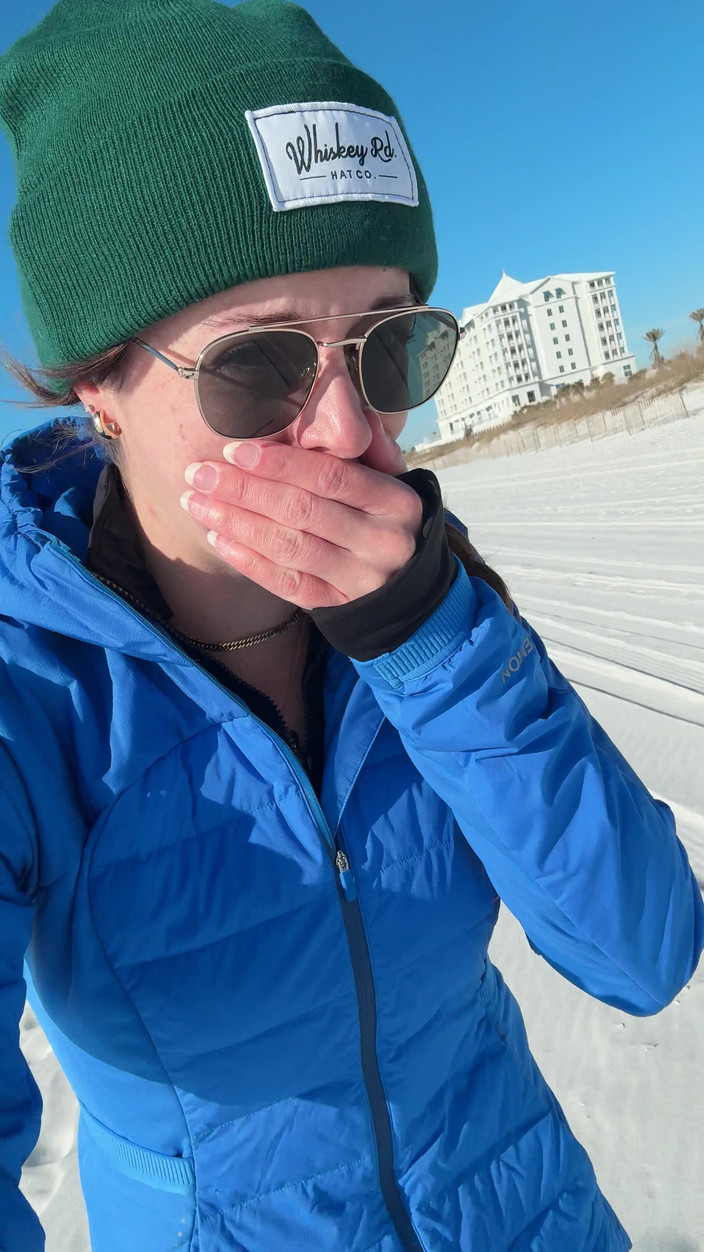 Nadia Foxx: Procházka po pláži volá po rychlém orgasmu!