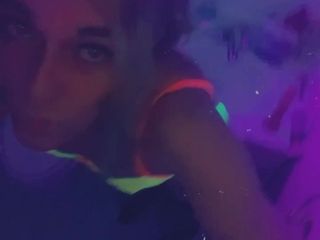 Mykie Melatonin: Sexy partygirl will in dessous spielen